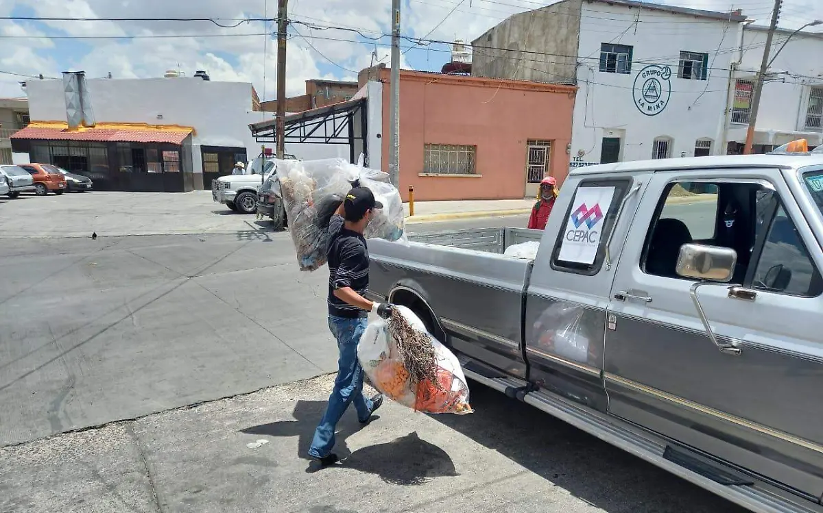 Empresarios limpieza de basura en el centro 1